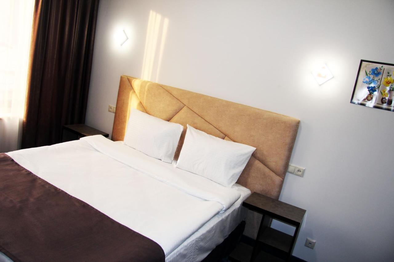 Nice Hotel Ереван Екстериор снимка