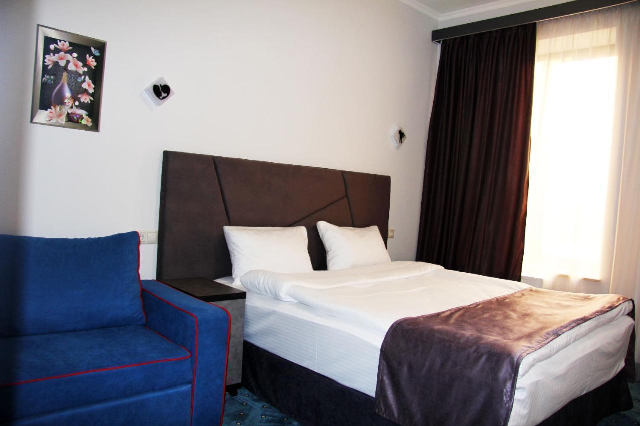 Nice Hotel Ереван Екстериор снимка
