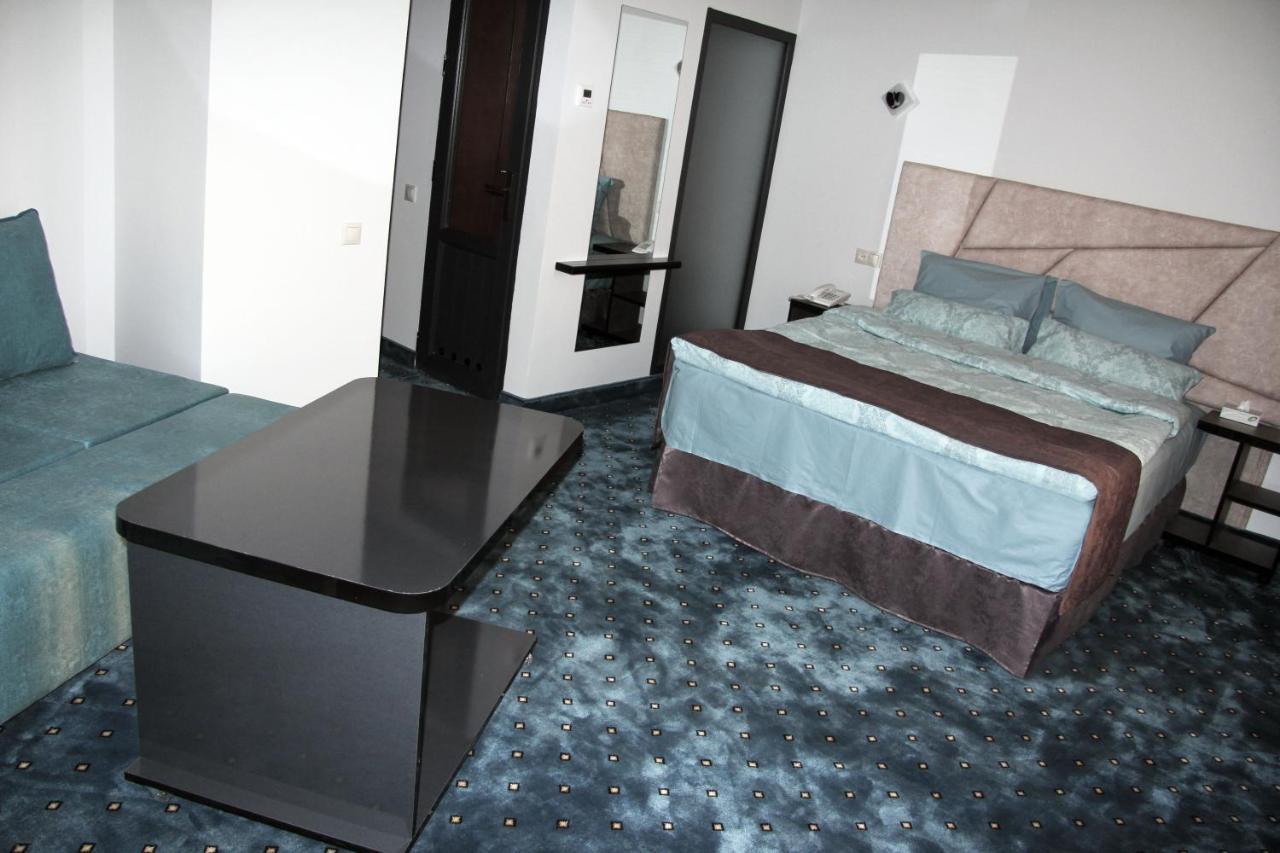 Nice Hotel Ереван Екстериор снимка