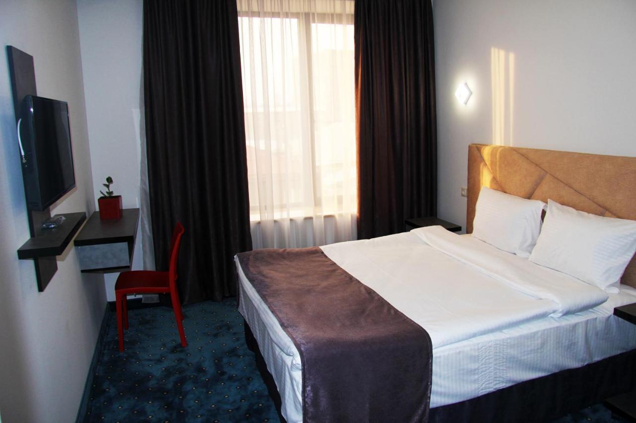 Nice Hotel Ереван Екстериор снимка
