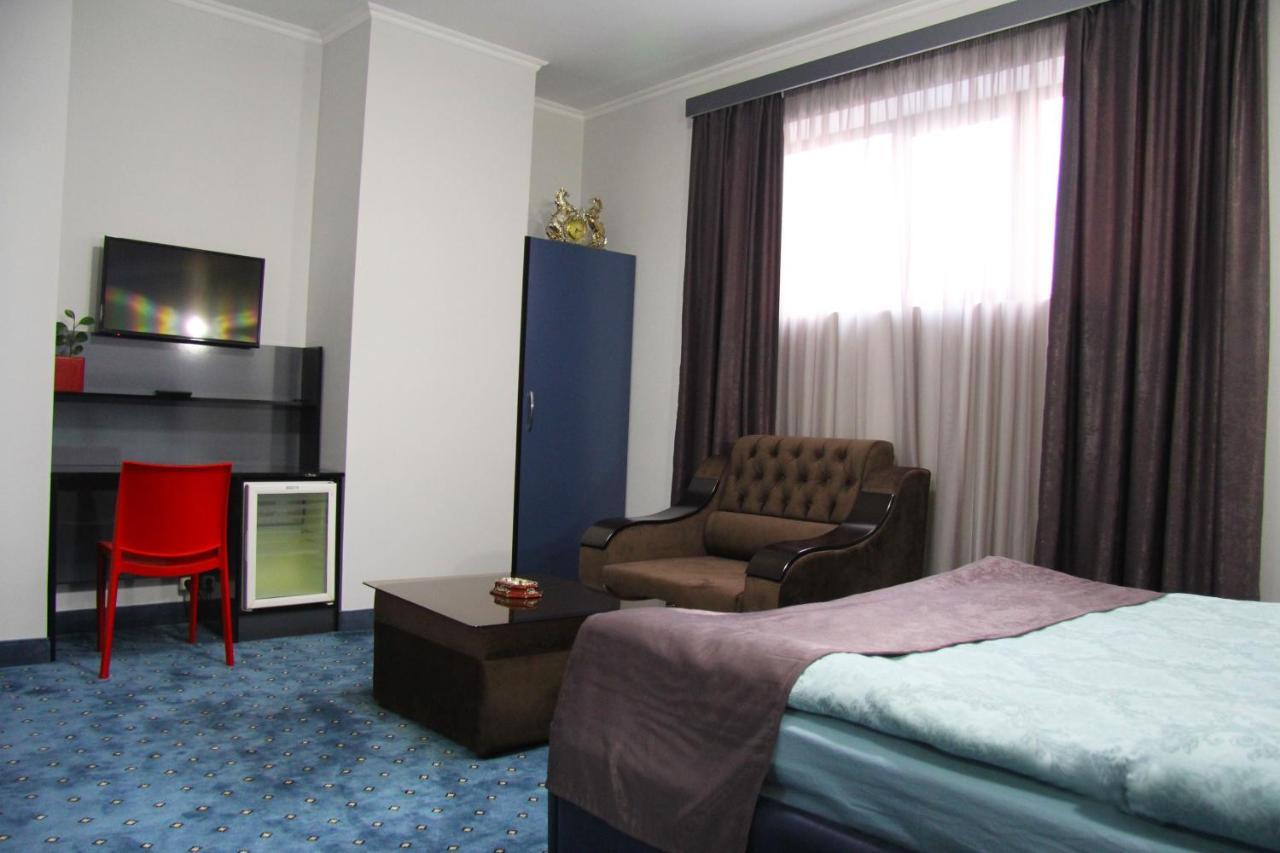 Nice Hotel Ереван Екстериор снимка
