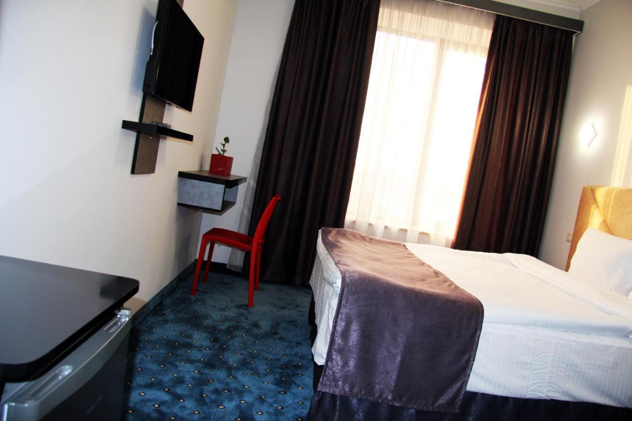 Nice Hotel Ереван Екстериор снимка