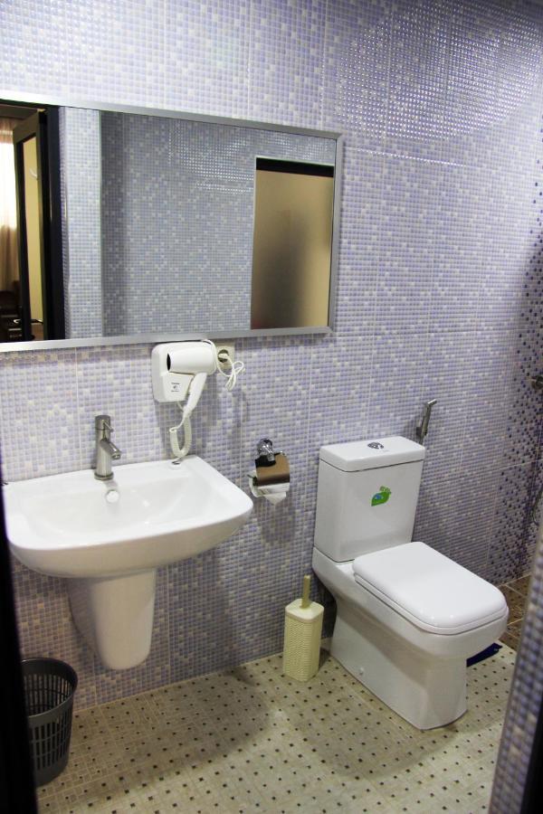 Nice Hotel Ереван Екстериор снимка