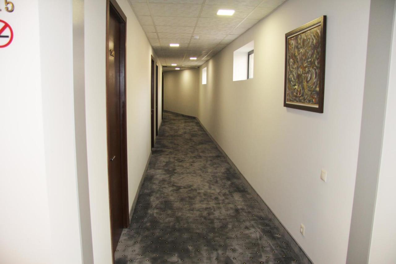 Nice Hotel Ереван Екстериор снимка